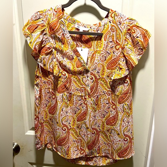 Tops - NWT DR2 paisley print top